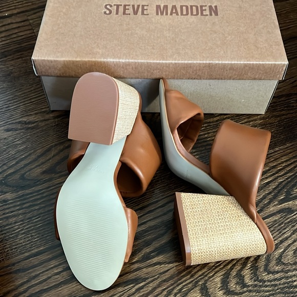 NWT. Steve Madden block heel with leather cushioned straps - Picture 4 of 4